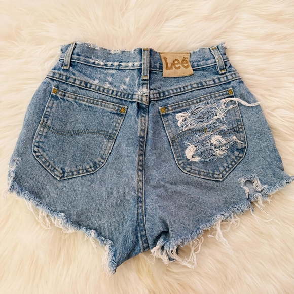 90s Vintage LEE Distressed Highwaist Denim Shorts. - Picture 2 of 6